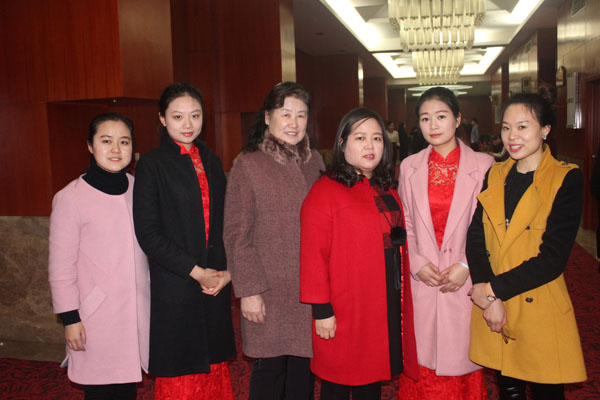 億誠項(xiàng)目管理公司&mdash;董事長李妮與員工合照