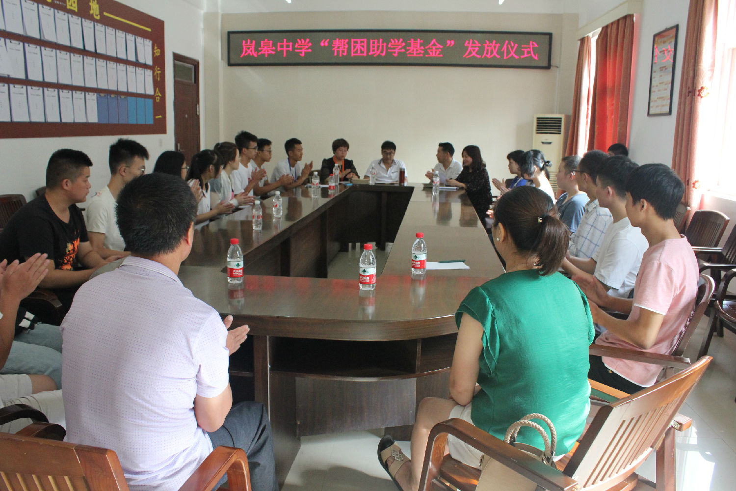 億誠公司&mdash;&mdash;嵐皋中學幫困助學活動