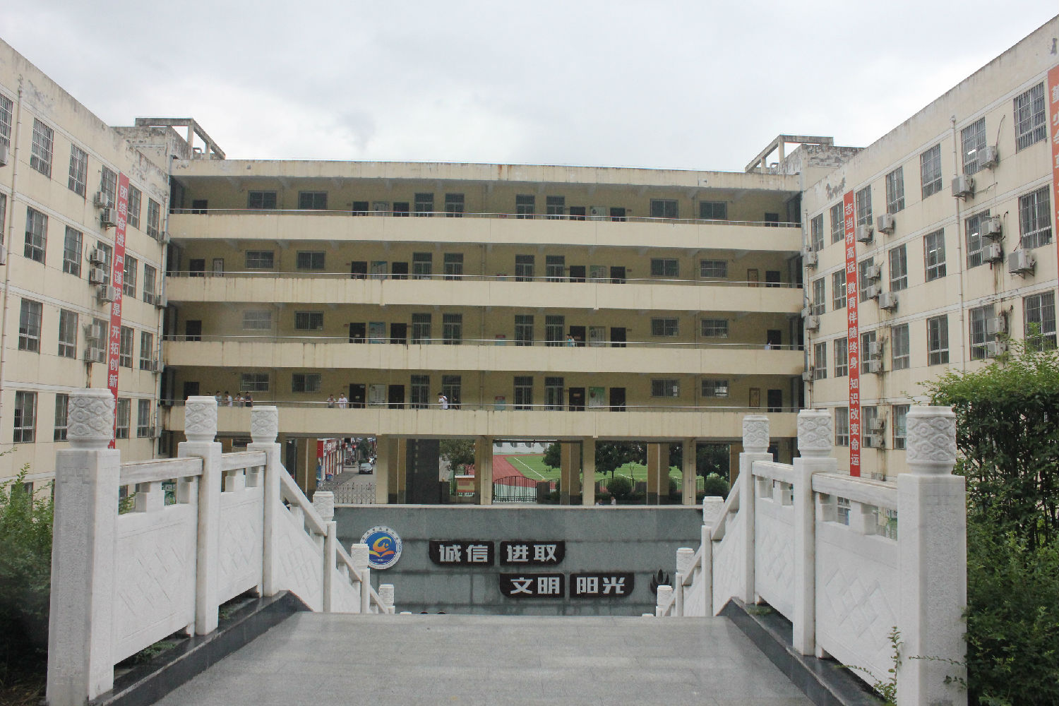 愛心助學(xué)，心系希望&mdash;&mdash;嵐皋中學(xué)幫困助學(xué)記