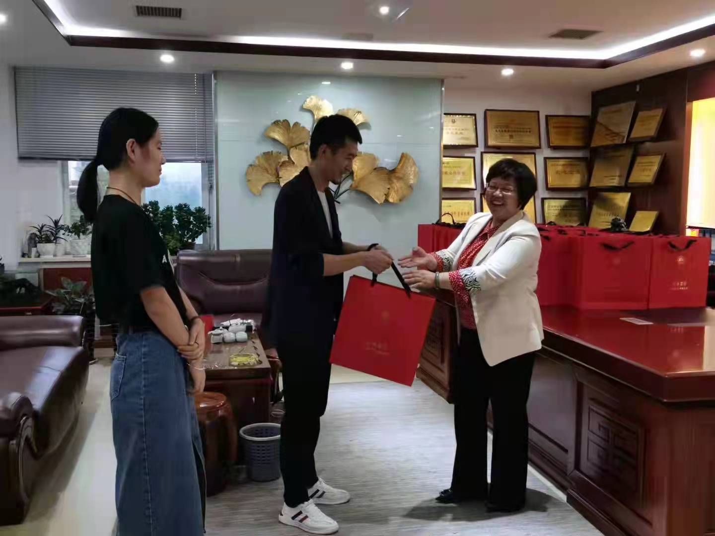 花好月圓，情暖中秋|億誠(chéng)公司祝大家中秋節(jié)快樂(lè)！